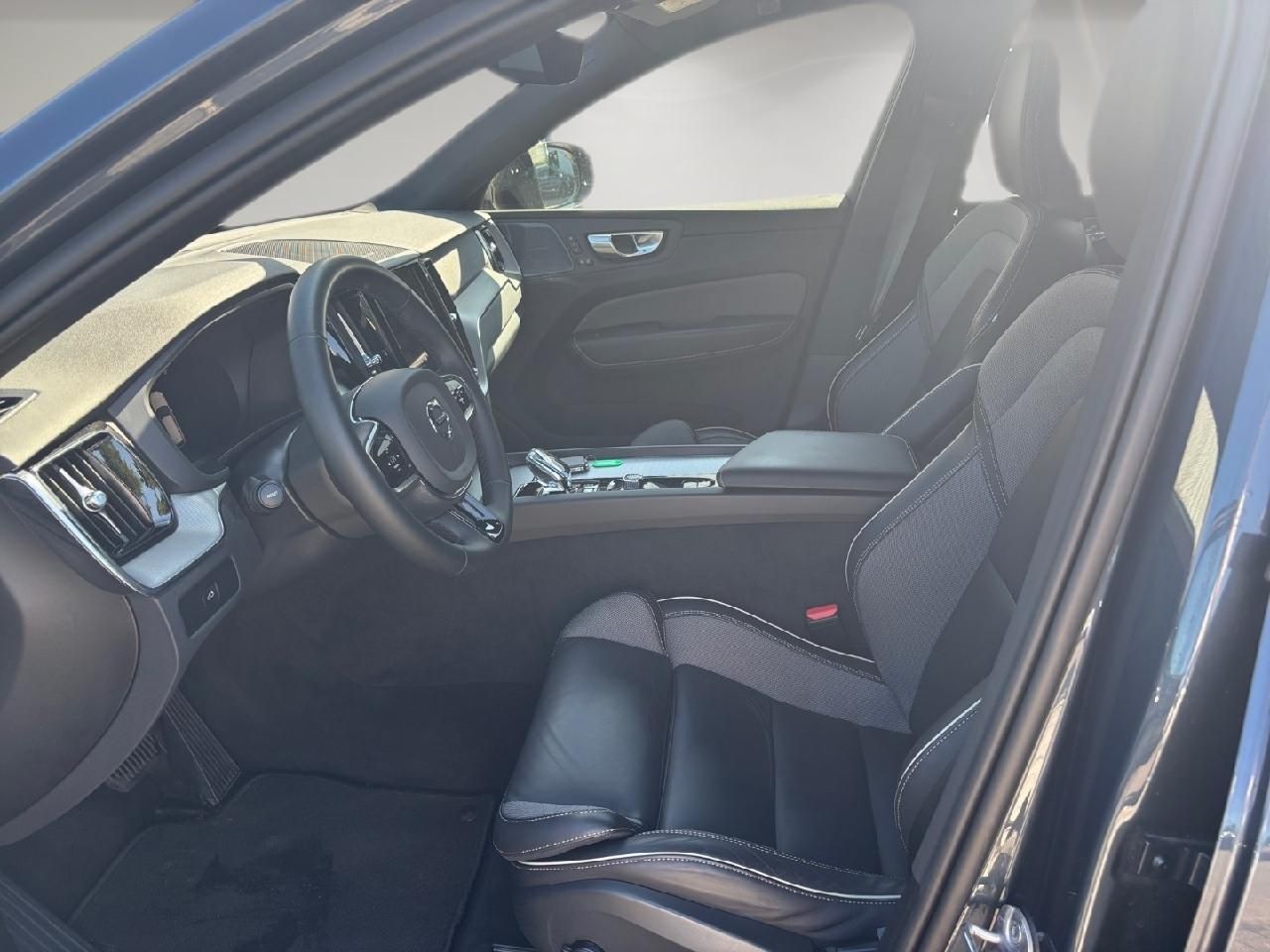 Fahrzeugabbildung Volvo XC60 B4 Diesel Plus Dark 2WD