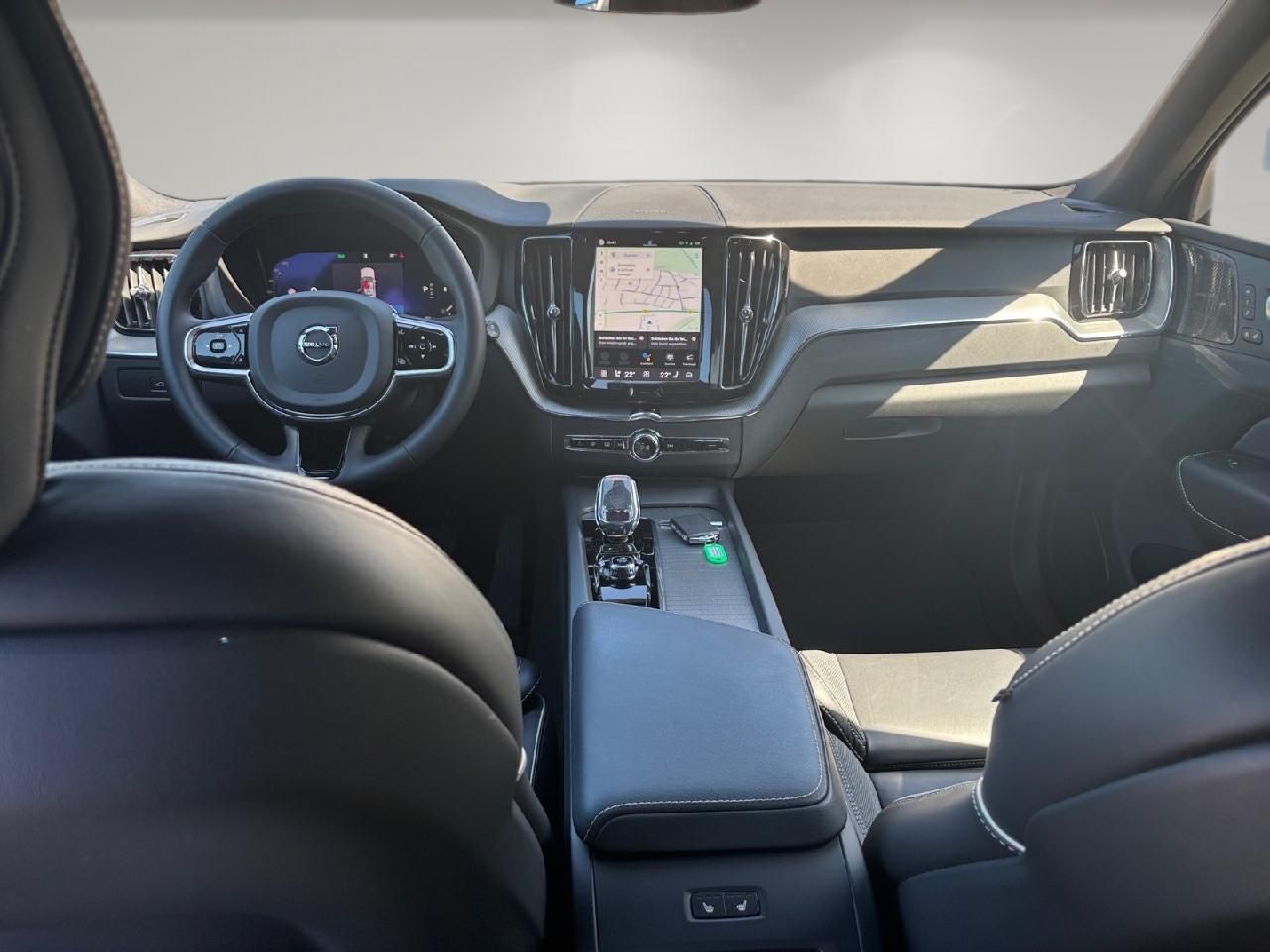 Fahrzeugabbildung Volvo XC60 B4 Diesel Plus Dark 2WD