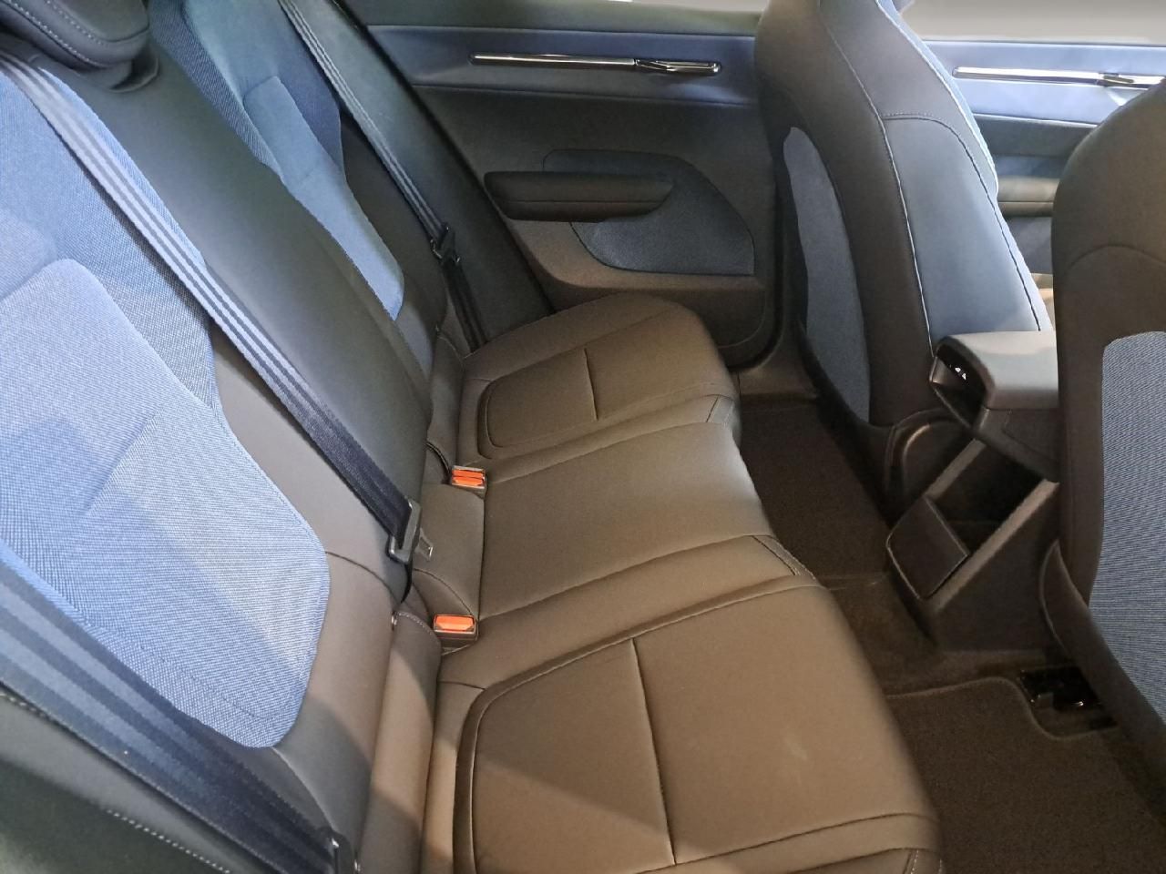 Fahrzeugabbildung Volvo EX30 Single Engine Core 2WD*Allwetterreifen*
