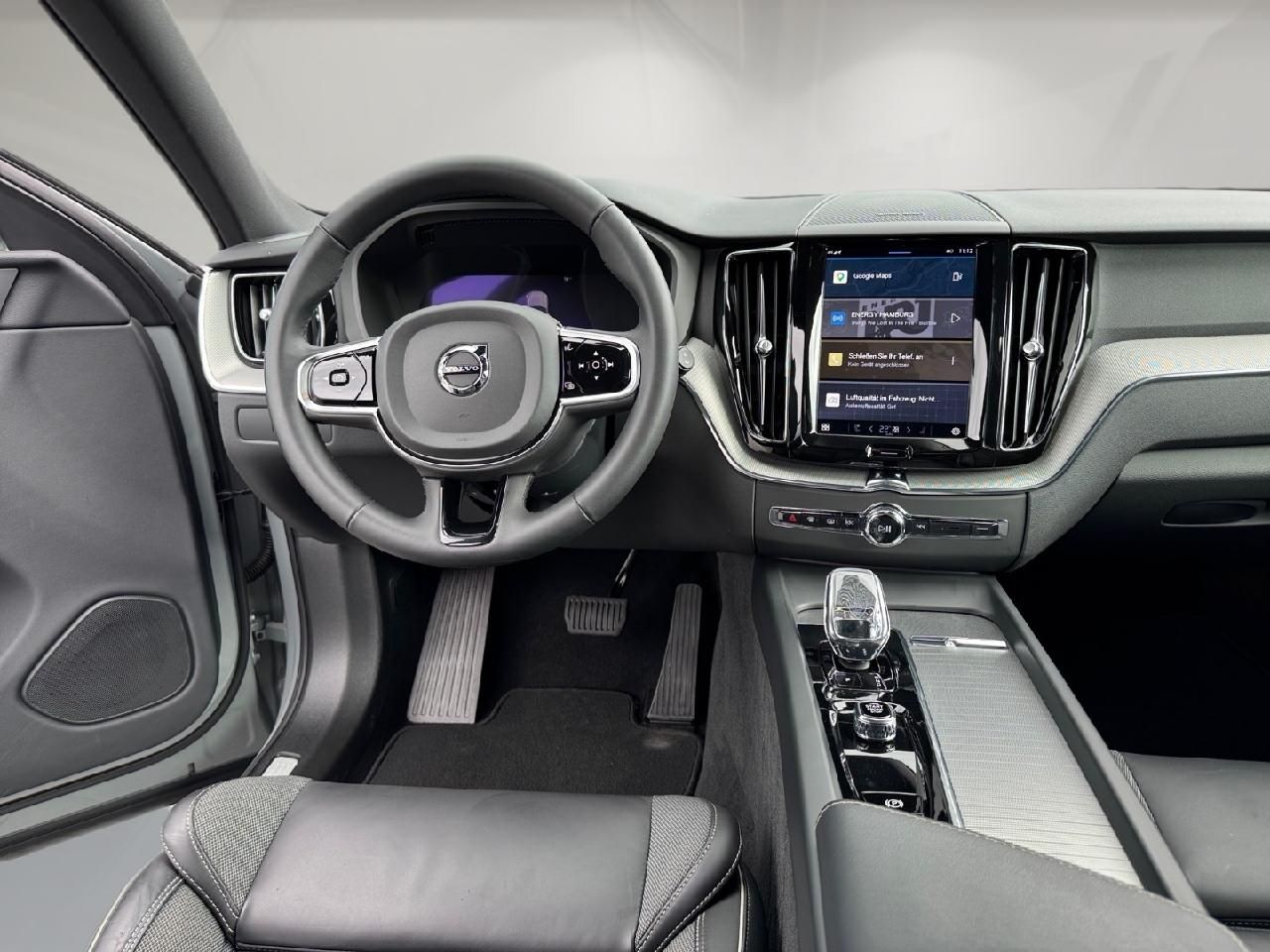 Fahrzeugabbildung Volvo XC60 B4 Diesel Plus Dark 2WD