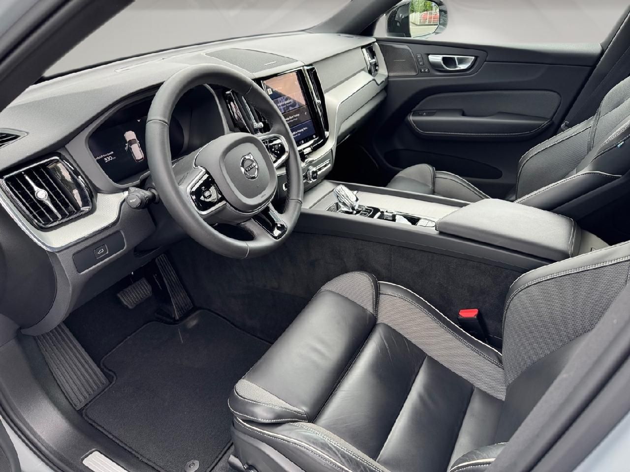 Fahrzeugabbildung Volvo XC60 B4 Diesel Plus Dark 2WD