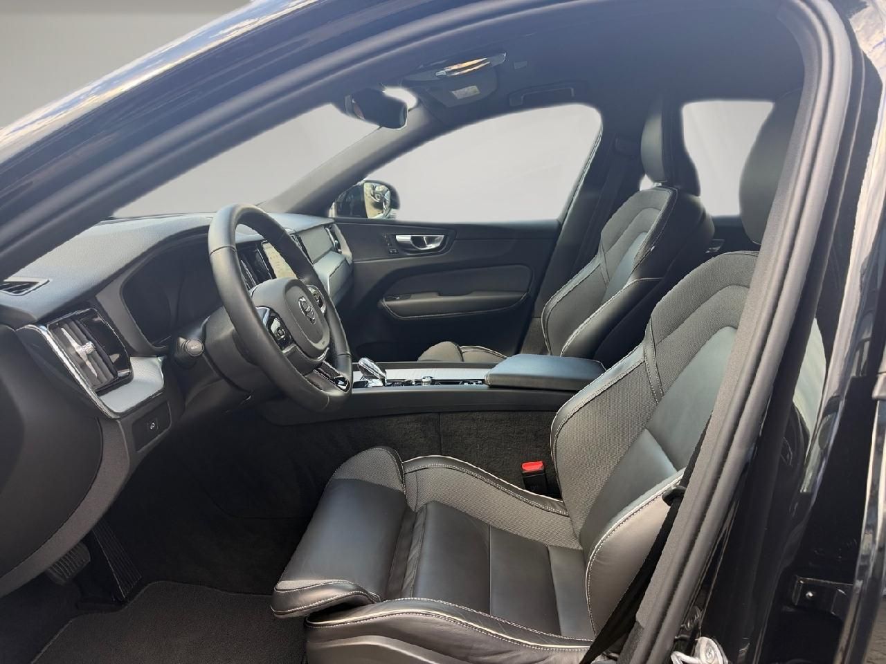 Fahrzeugabbildung Volvo XC60 B5 Benzin AWD Plus Black Edition