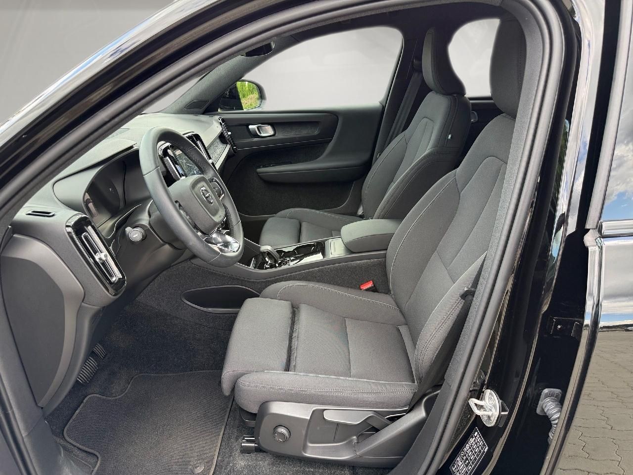 Fahrzeugabbildung Volvo XC40 Plus Recharge Pure Electric 2WD
