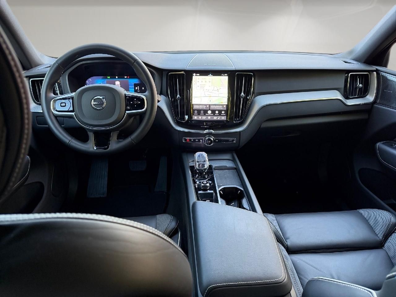 Fahrzeugabbildung Volvo XC60 B5 Benzin AWD Plus Dark