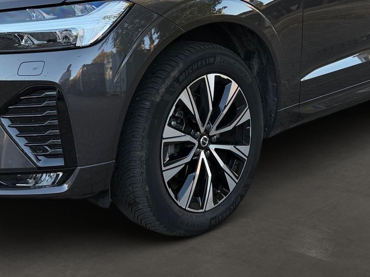 Fahrzeugabbildung Volvo XC60 B5 Benzin AWD Plus Dark