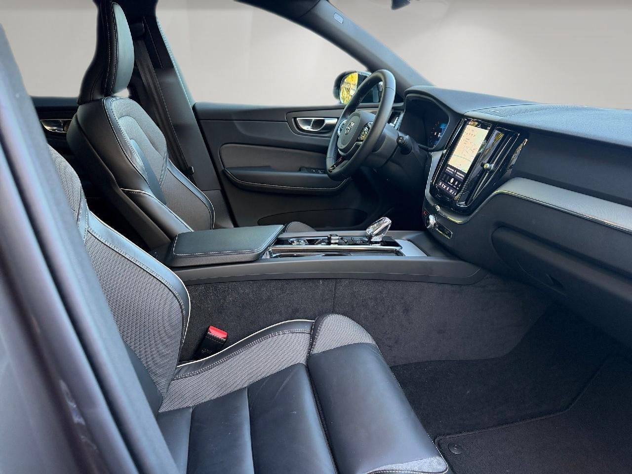 Fahrzeugabbildung Volvo XC60 B5 Benzin AWD Plus Dark