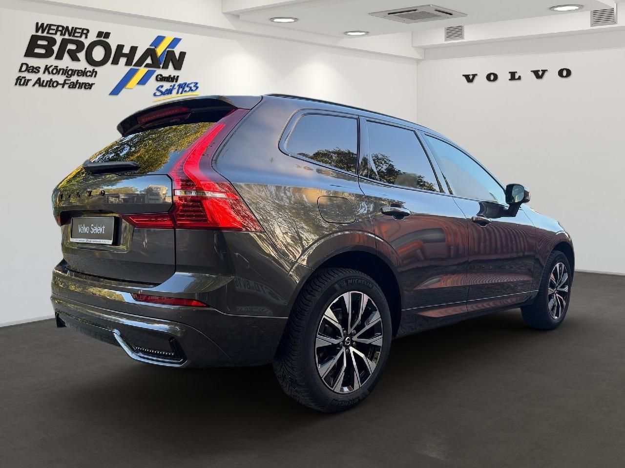 Fahrzeugabbildung Volvo XC60 B5 Benzin AWD Plus Dark