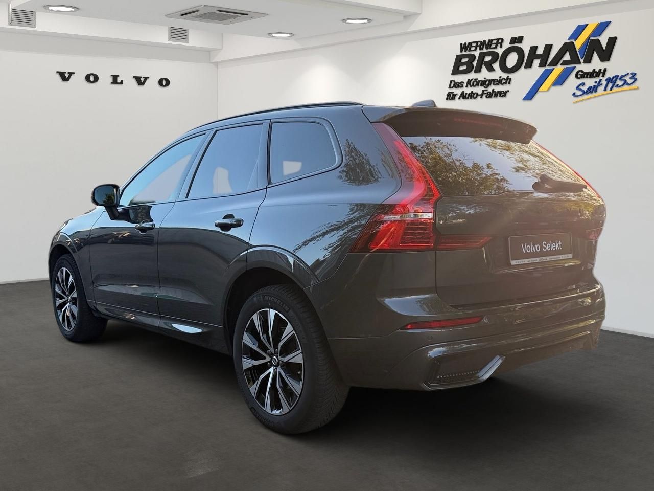 Fahrzeugabbildung Volvo XC60 B5 Benzin AWD Plus Dark