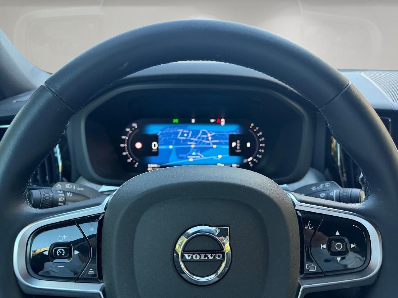 Fahrzeugabbildung Volvo XC60 B5 Benzin AWD Plus Dark