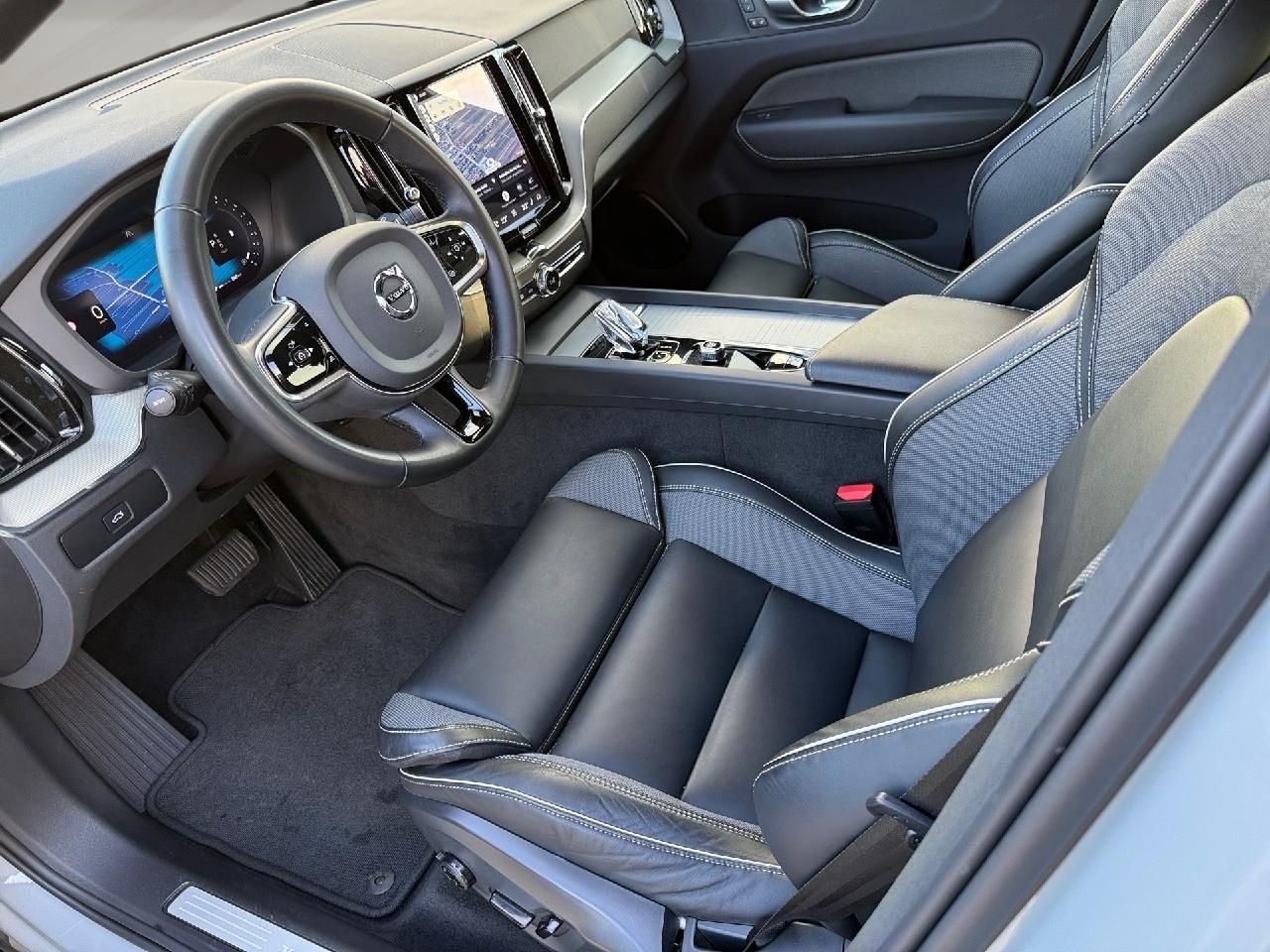 Fahrzeugabbildung Volvo XC60 Plus Dark 2WD