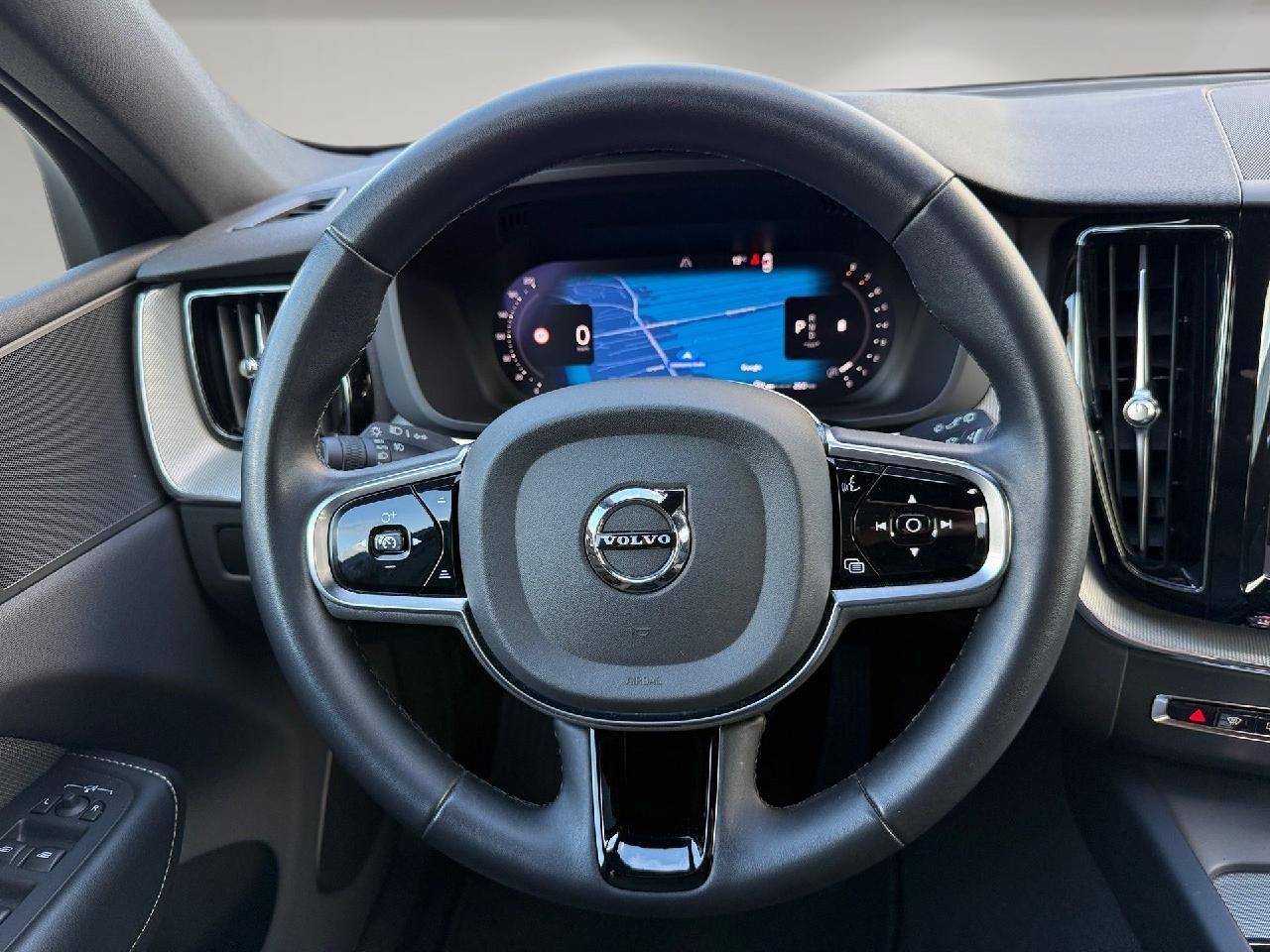 Fahrzeugabbildung Volvo XC60 Plus Dark 2WD