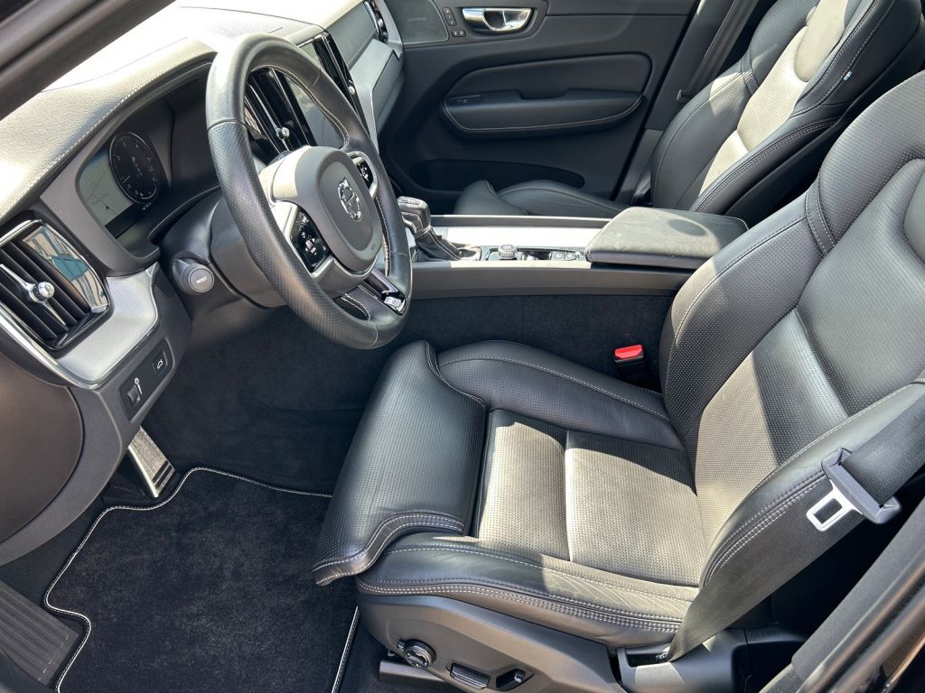 Fahrzeugabbildung Volvo XC60  D5  AWD GT  R-DESIGN