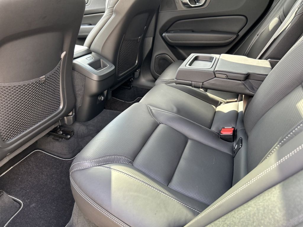 Fahrzeugabbildung Volvo XC60  D5  AWD GT  R-DESIGN